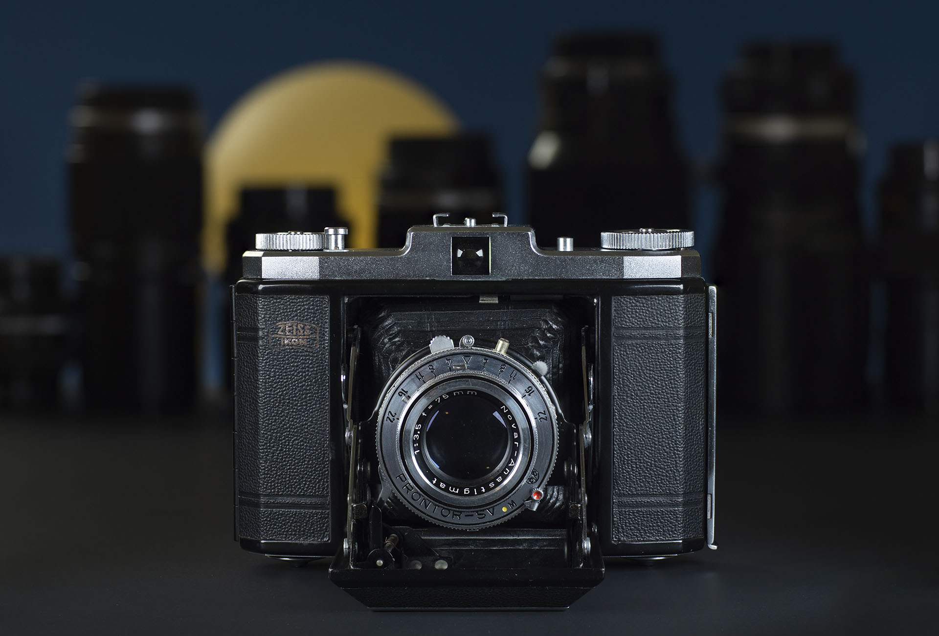 Classic Camera Review: Zeiss Ikon Ikonta 523/16 - The Noisy Shutter