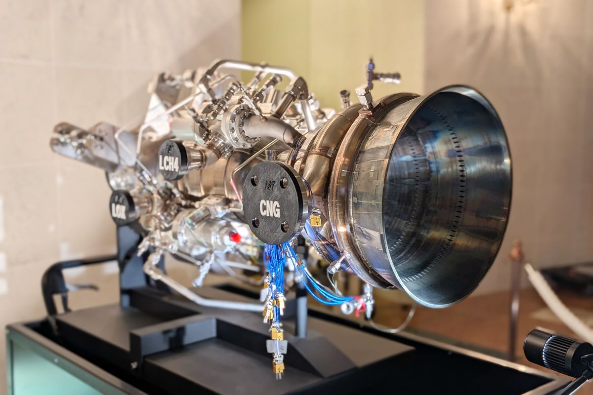ロケットダイン社製 RL10 ロケットエンジンモデル完成品 RL10 - CECE ロケットエンジンのテスト中の素晴らしい写真 : r/space