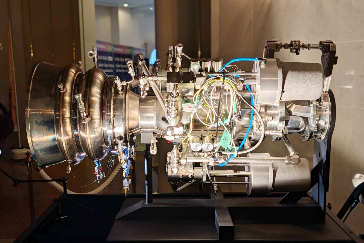 ロケットダイン社製 RL10 ロケットエンジンモデル完成品 RL10 - CECE ロケットエンジンのテスト中の素晴らしい写真 : r/space