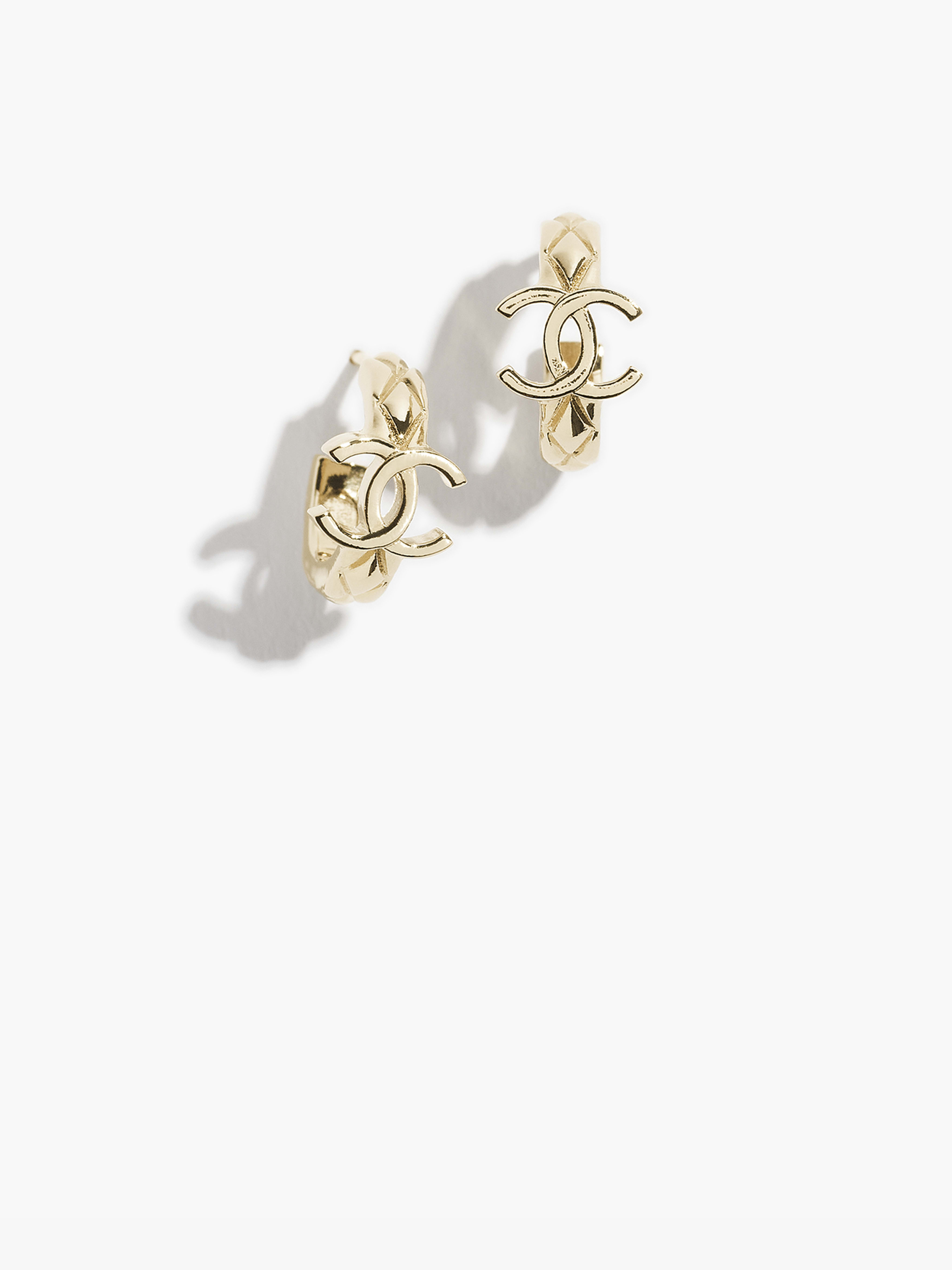 フープ ピアス - メタル、ゴールド — ファッション | CHANEL シャネル