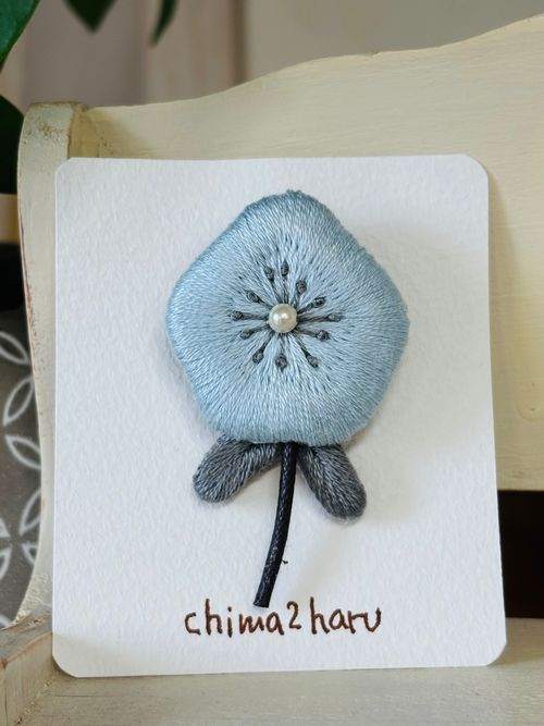 ハンドメイド完成品 ふっくら刺繍 お花のブローチ ライトブルー 商品