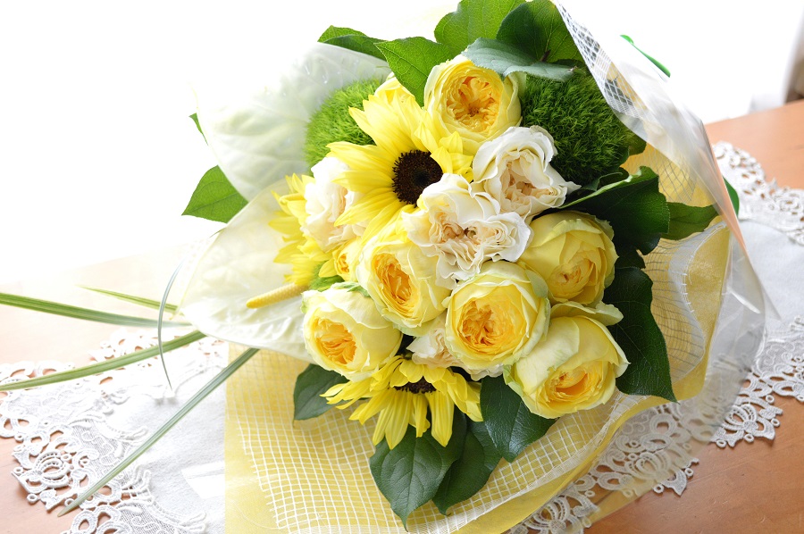プチ贅沢なブーケ LovelyYellow （ヒマワリとバラの花束）黄色系 商品