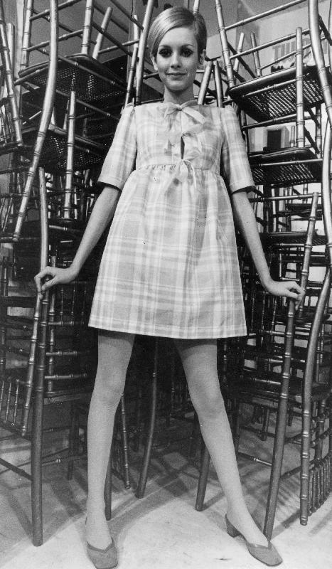 Twiggy wearing dolly dress with pink rib - Als reproductie