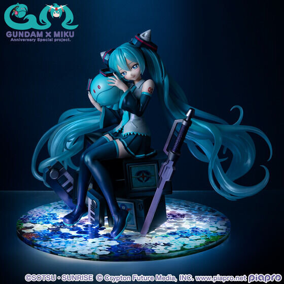 ガンダム45周年「初音ミク」×「ダブルオーガンダム」が1/7スケール