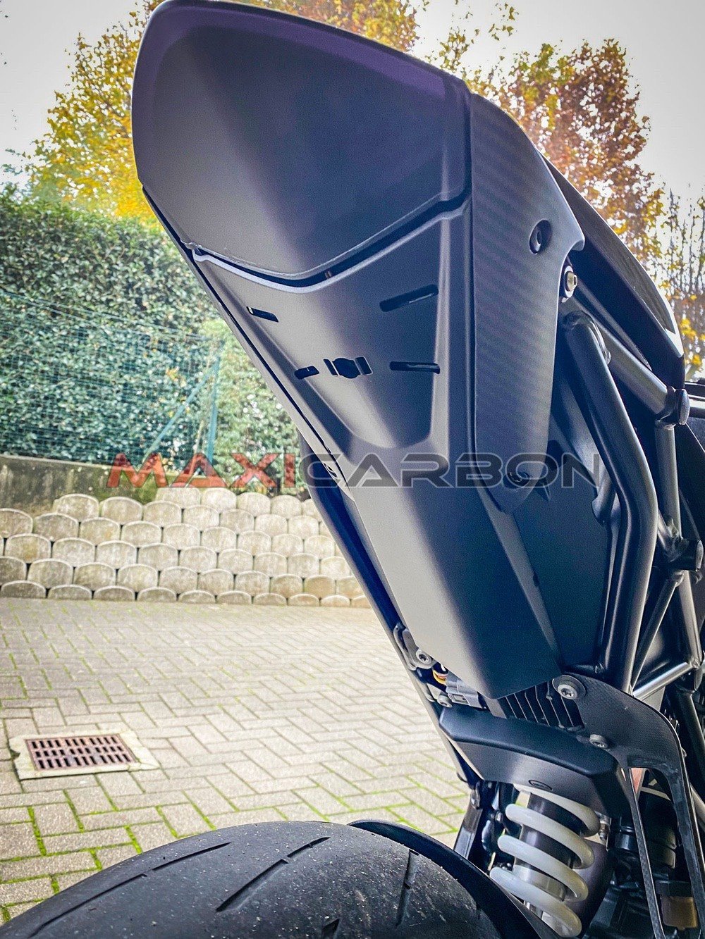 Smaller rear side panels – Maxicarbon
