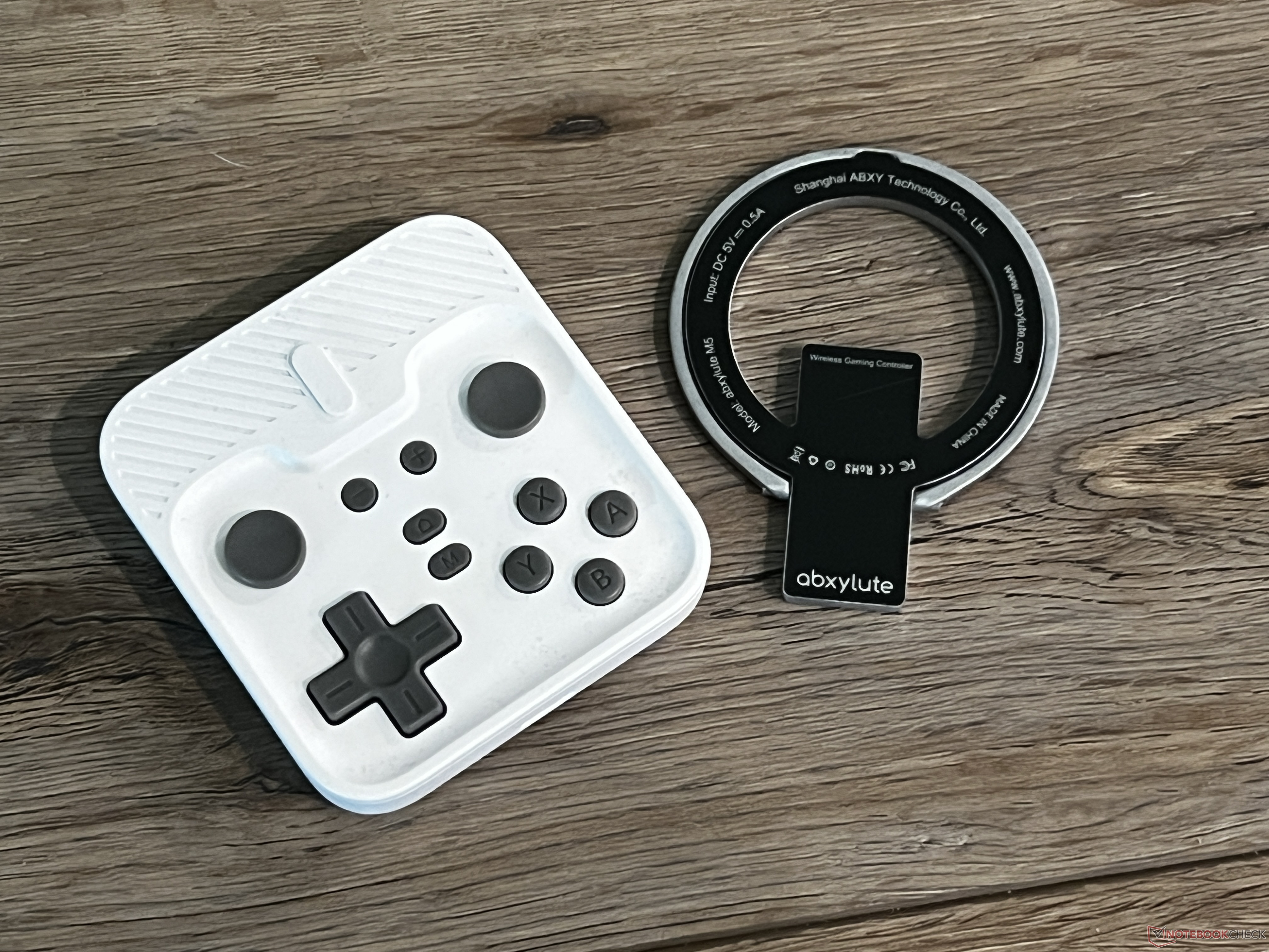 Abxylute M4 Snap-On mobile controller review: A MagSafe-compatible