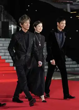 レッドカーペットを歩く（左から）木村拓哉、鈴木京香、沢村一樹（撮影