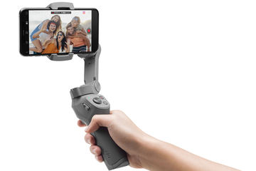 DJI、磁気式の脱着機構を採用したスマホ用スタビライザー「OM 4