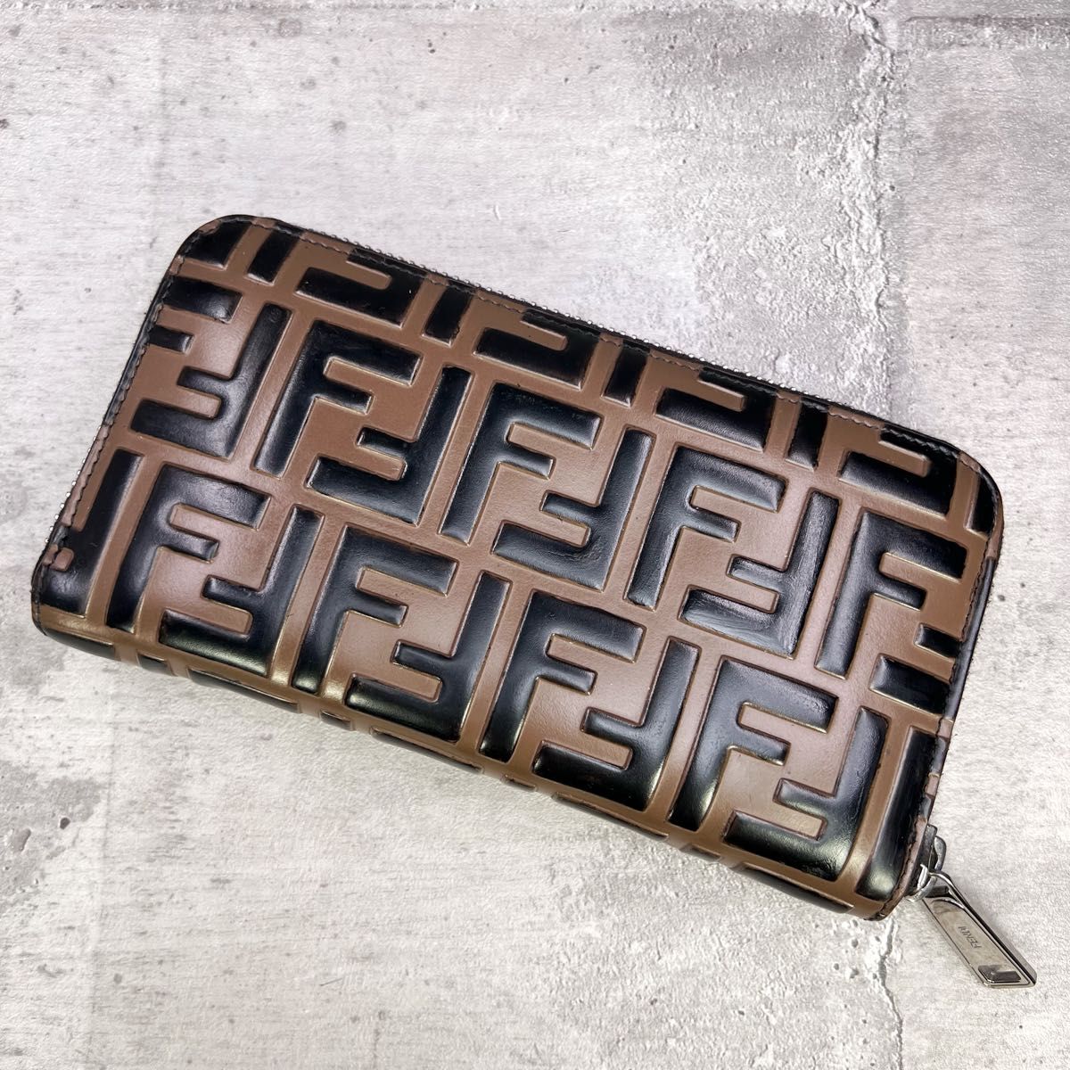 極美品 FENDI フェンディ FFロゴ エンボス ズッカ 長財布 ラウンド