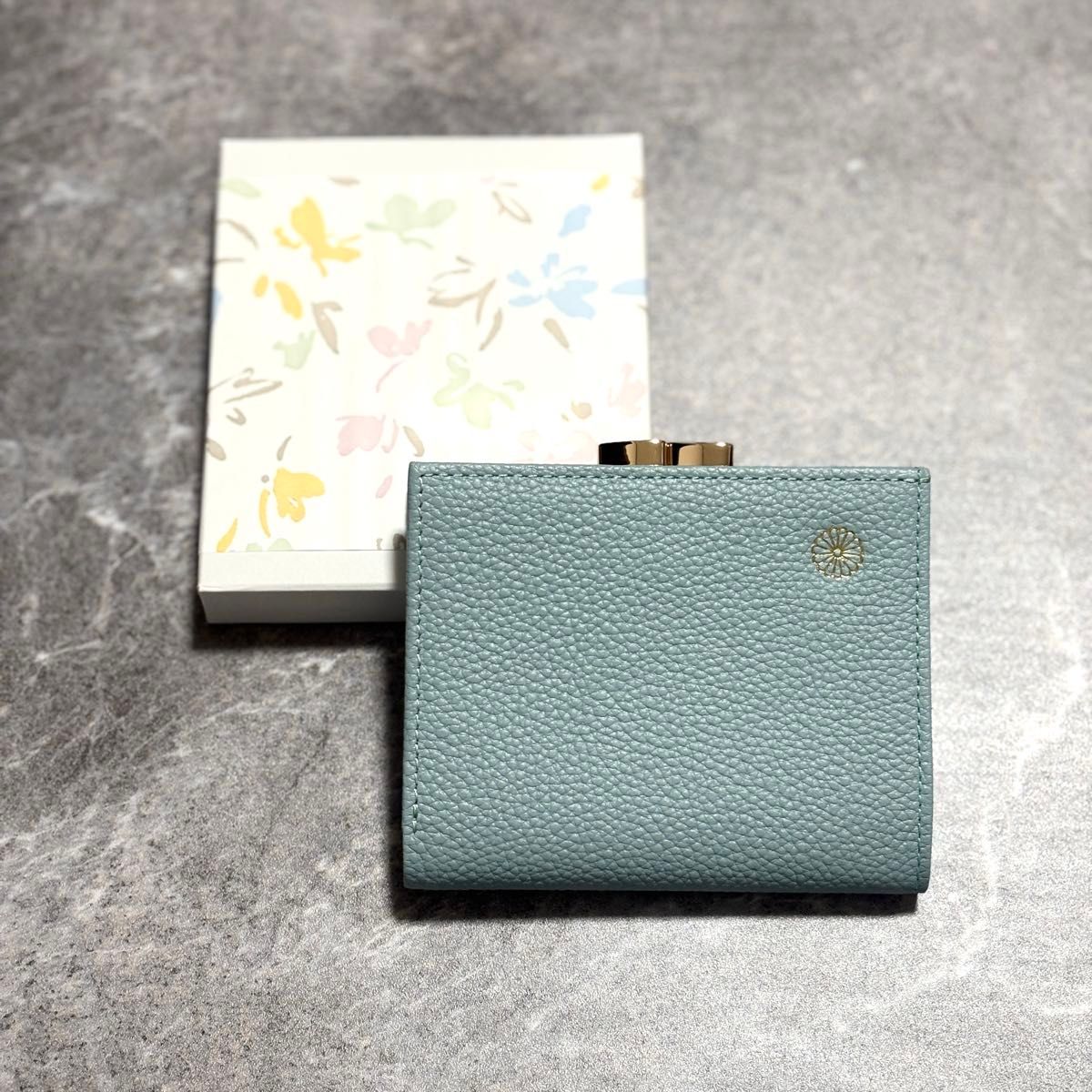 新品 未使用 皇居 がま口財布 くすみブルー 本革 箱入り 2つ折り