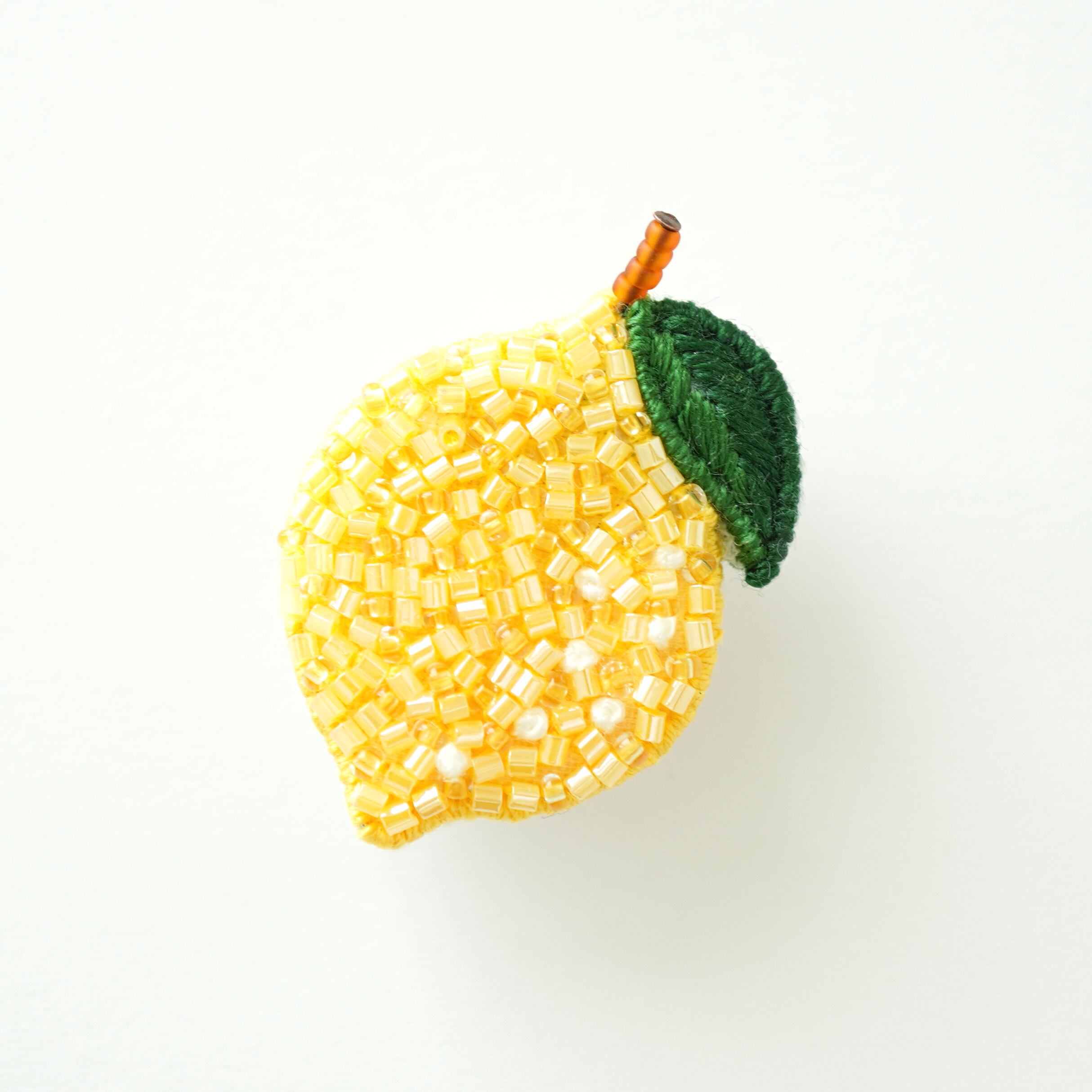 受注制作】レモンのブローチ ビーズ刺繍ブローチ | hamonihamoni