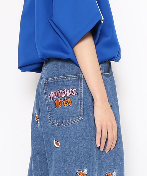 PUNYUS（プニュズ）の「10th anniversary総柄刺繍デニムバギーパンツ