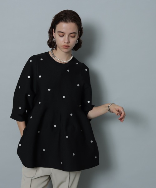 CADUNE（カデュネ）の「ドット刺しゅうペプラムニット（ニット