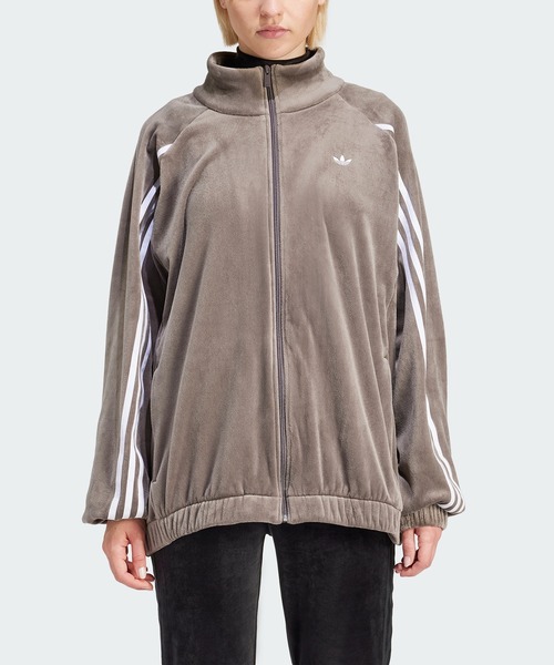 adidas（アディダス）の「ベルベット オーバーサイズ トラックトップ