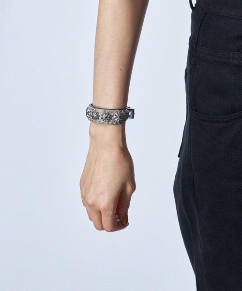 TOGA PULLA（トーガ プルラ）の「TOGA PULLA Concho leather bangle