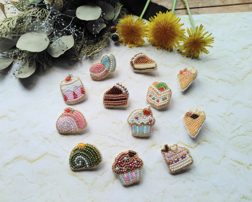 ビーズ刺繍ブローチ スイーツいっぱい☆ ブローチ Beeeads 通販