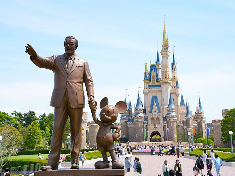 ストーリーテラーズ像】ディズニーシーにあるウォルト・ディズニーと