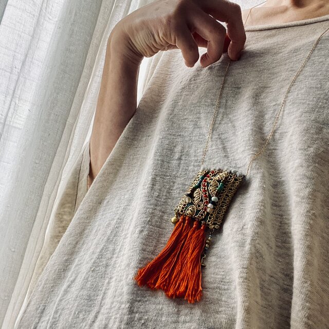 インド刺繍リボンと、タッセルのペンダント(Chinese orange) | iichi