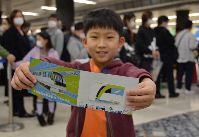 27日延伸の福岡・七隈線 限定「はやかけん」販売に400人が列 | 毎日新聞