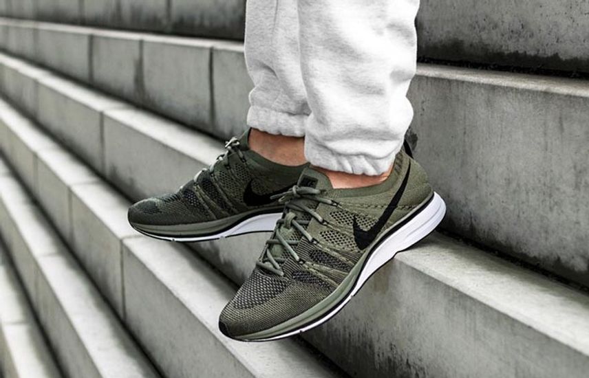 ナイキ フライニットトレーナー (NIKE Flyknit Trainer) の新作・中古
