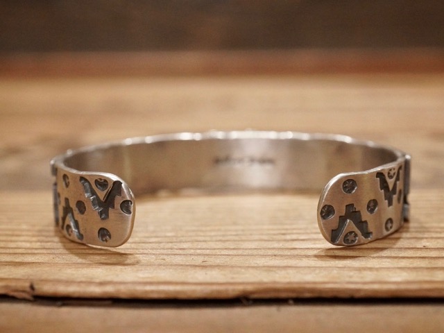 INDIAN JEWELRY : HAMMERING STUMP WORK SILVER BANGLE ” BO GARY