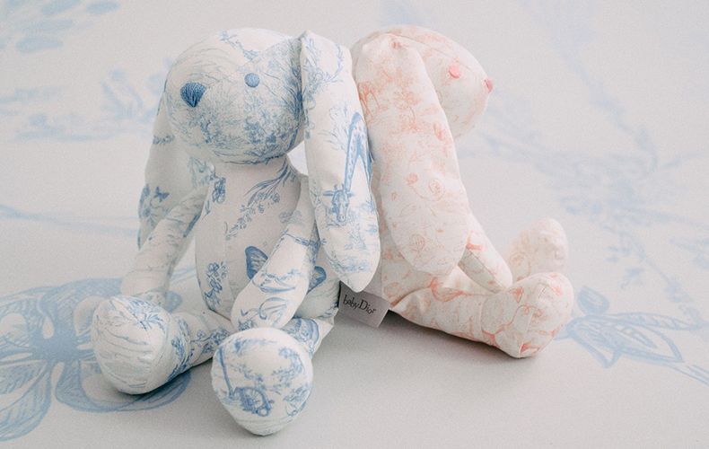 baby DIOR】に〝トワル ドゥ ジュイ〟シリーズが仲間入り | Domani