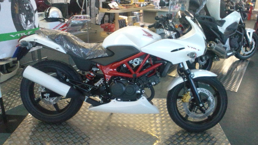vtr 250 アンダーカウル コワース？値段交渉◎ vtr 250 アンダーカウル
