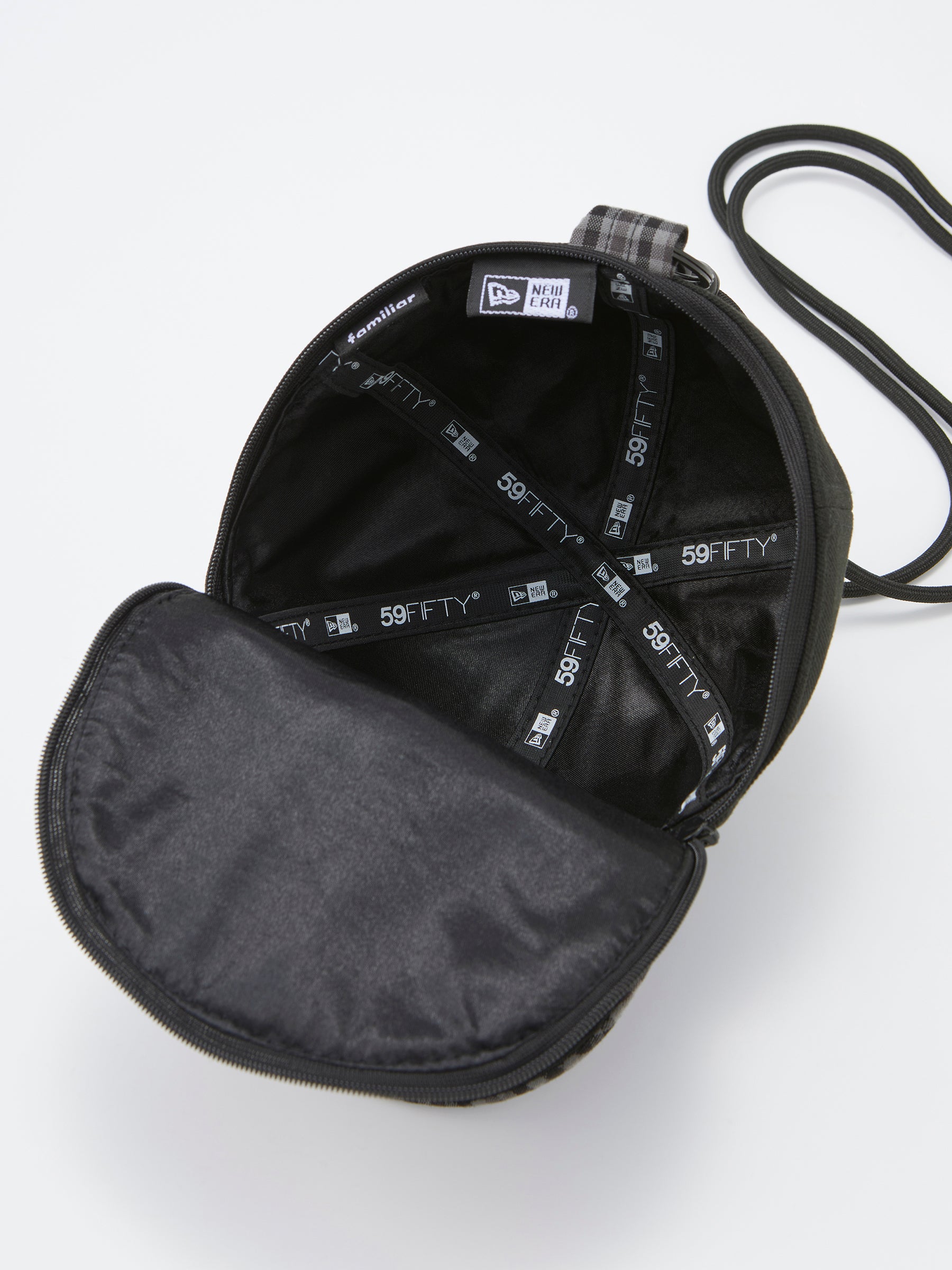 ポシェット〈NEW ERA® × familiar〉 | ファミリア公式サイト