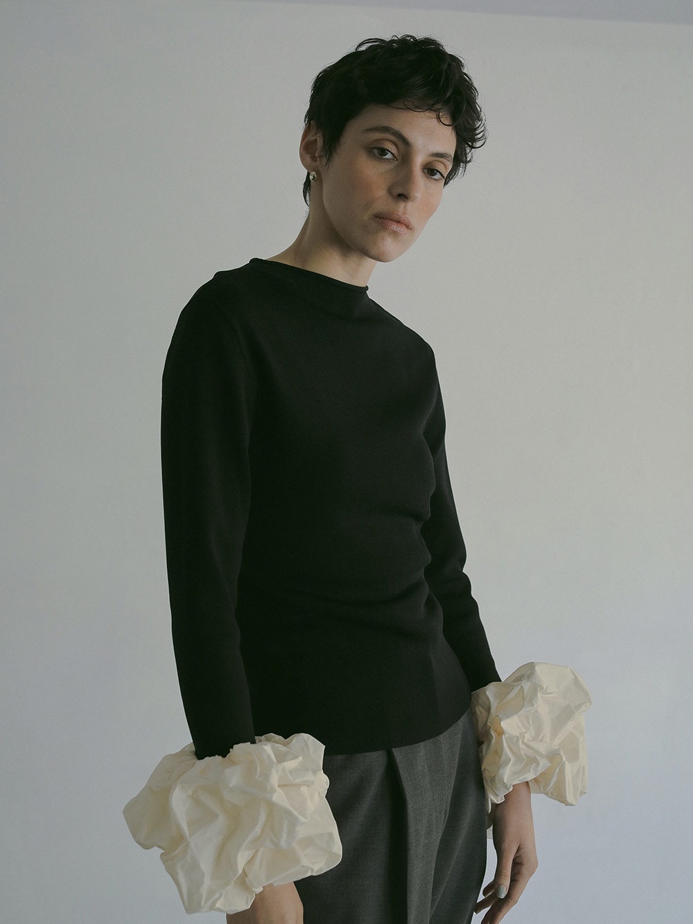 ボリュームスリーブニットトップス | Knit | HER. Online Store