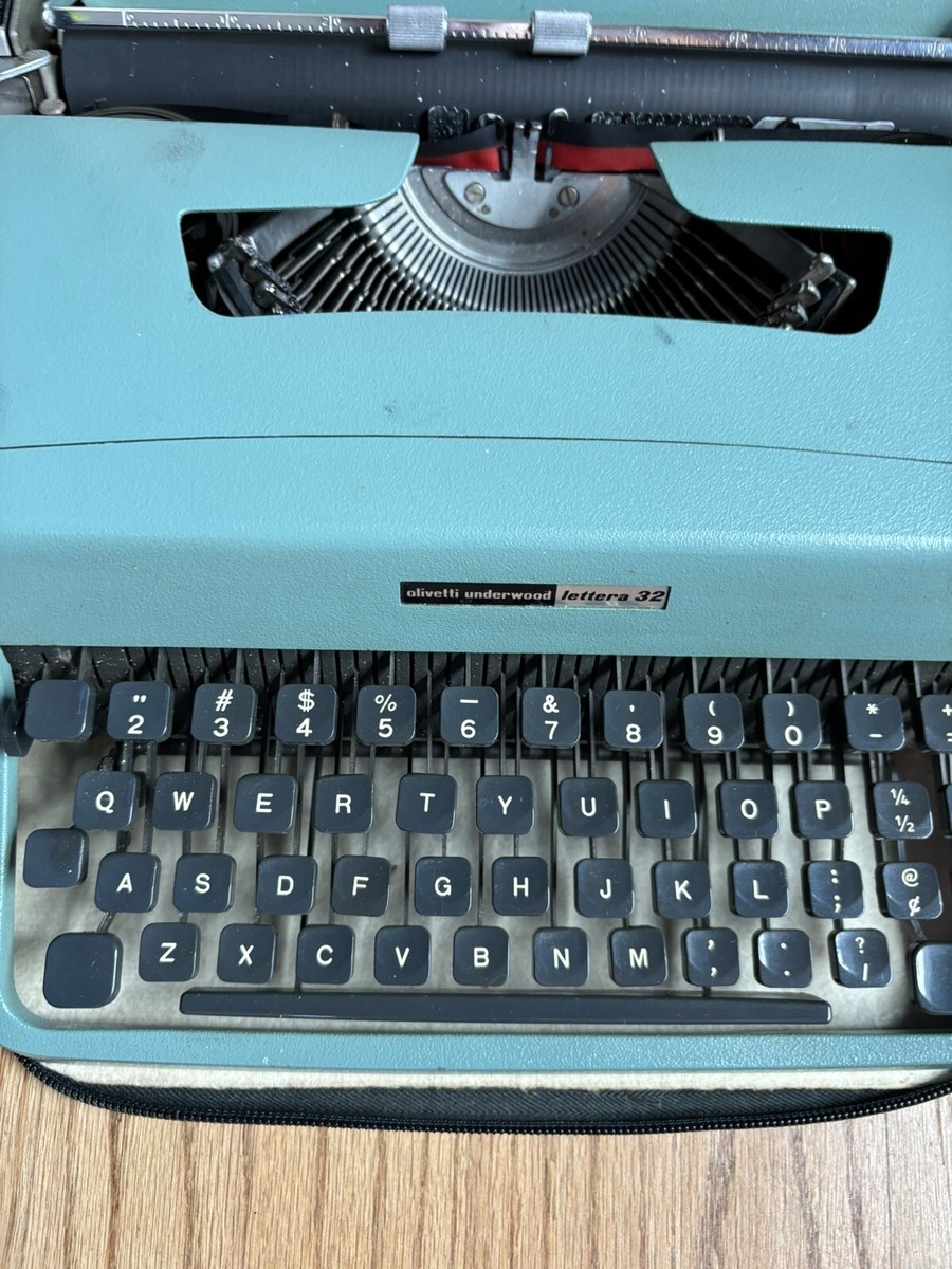 Vintage 1971 Teal Green Olivetti Lettera 32 Typewriter w/ Case