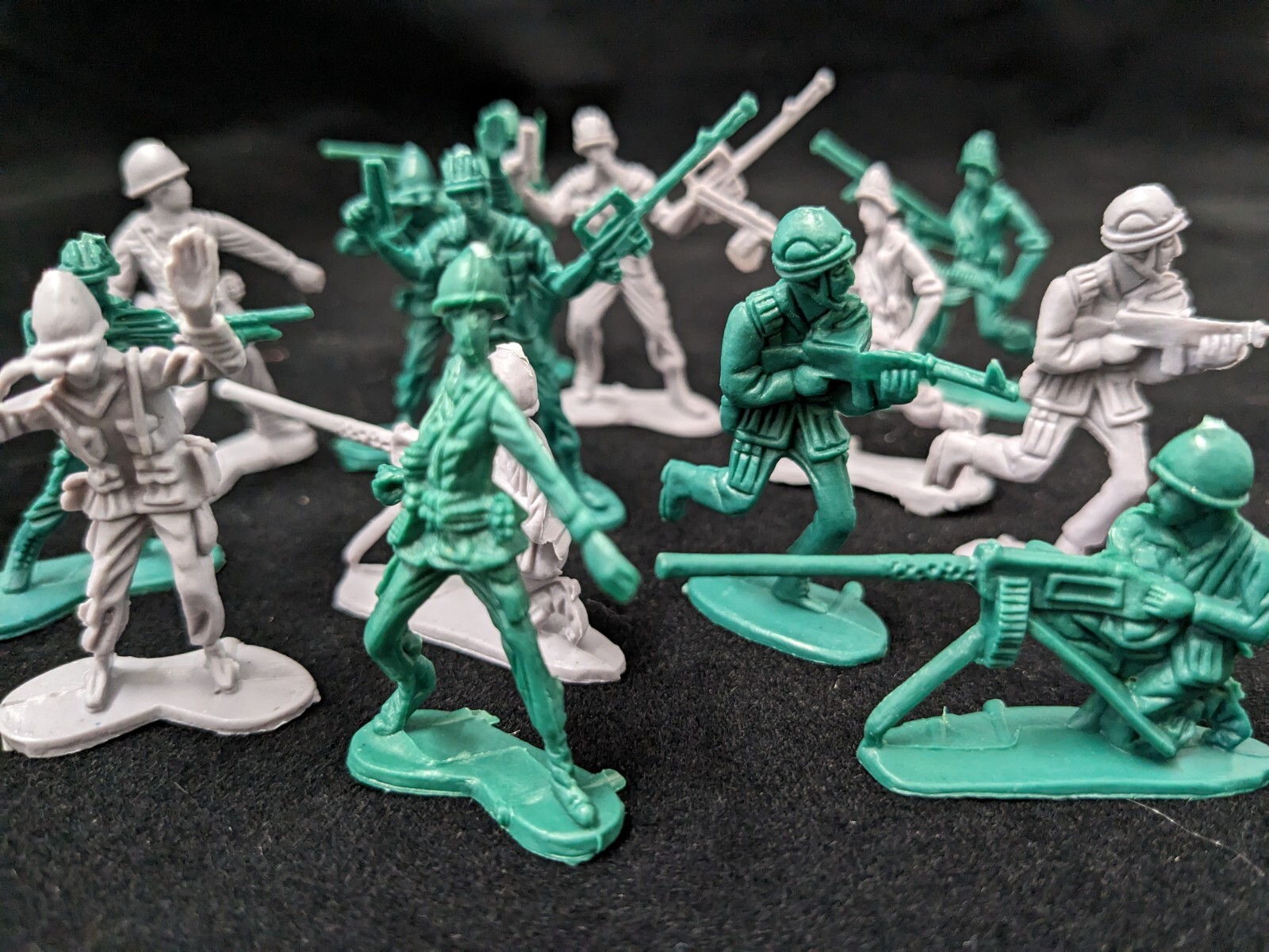 48 pieces Tan & OD Green Plastic Army Men Military Toy Soldier 2