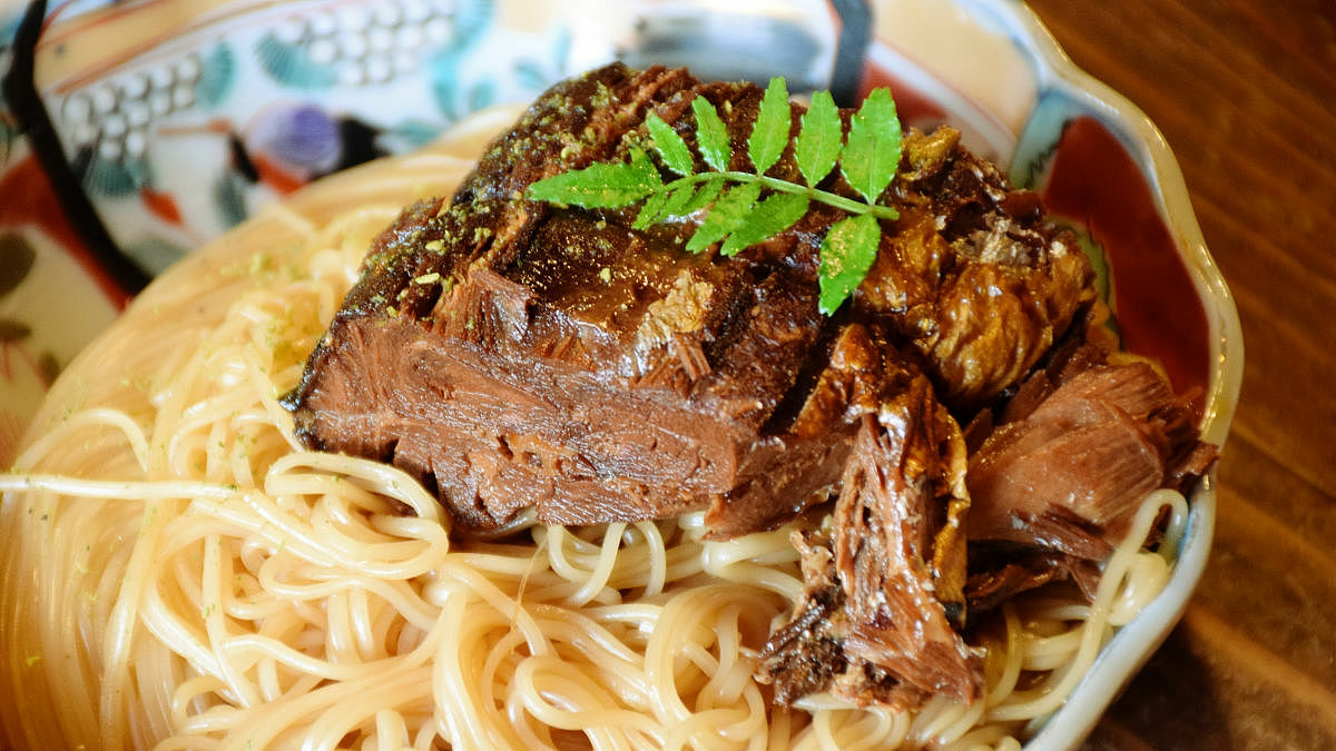 焼いたサバとそうめんを一緒に煮こんだ湖北の郷土料理「焼鯖そうめん