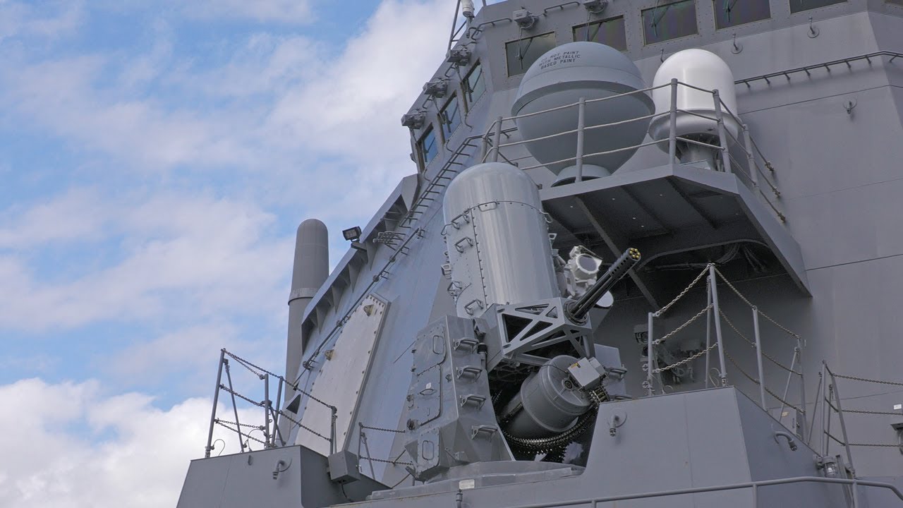 5インチ砲とファランクスのデモンストレーション（護衛艦「あたご