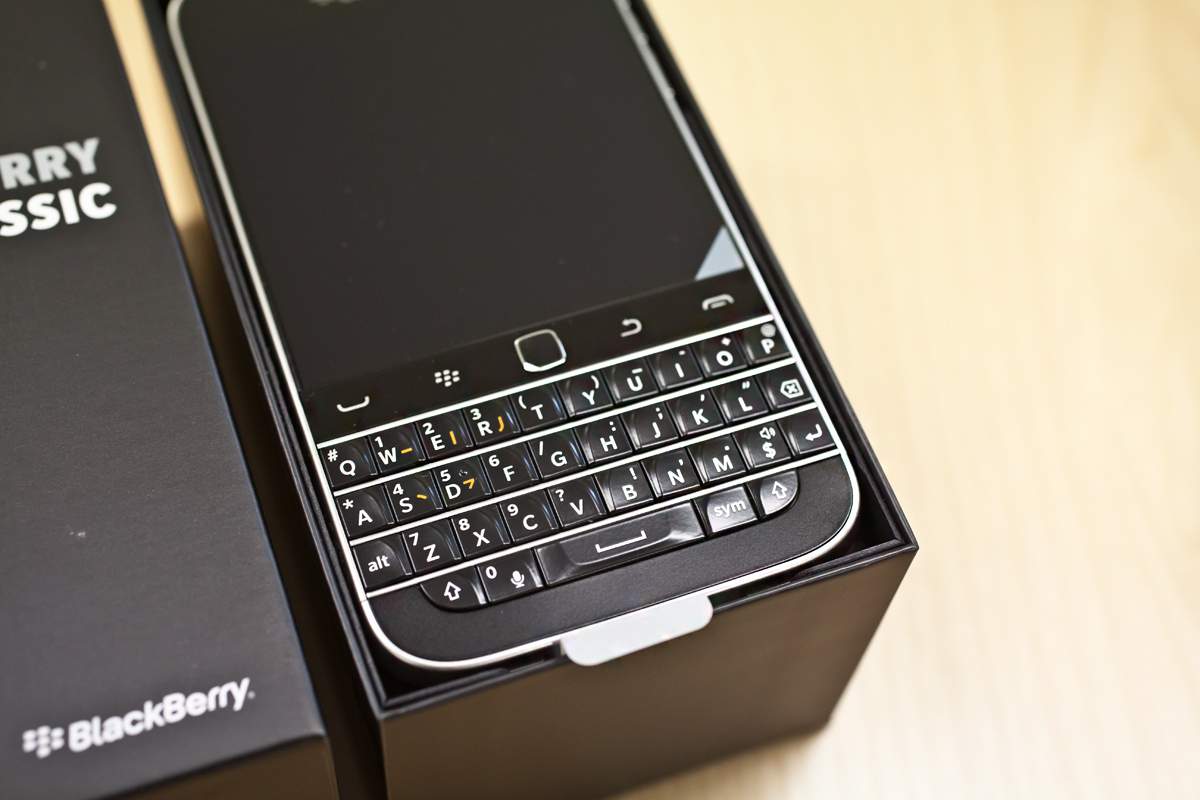 BlackBerryファン待望のBlackBerry Classicが到着したので開封式