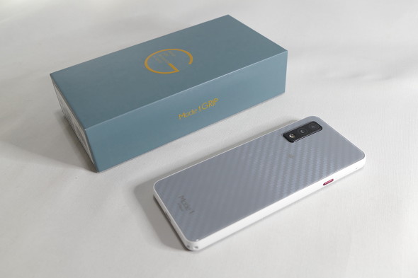 2.2万円で幅56mmのスリムなスマホ「Mode1 GRIP」を試す 片手での持ち
