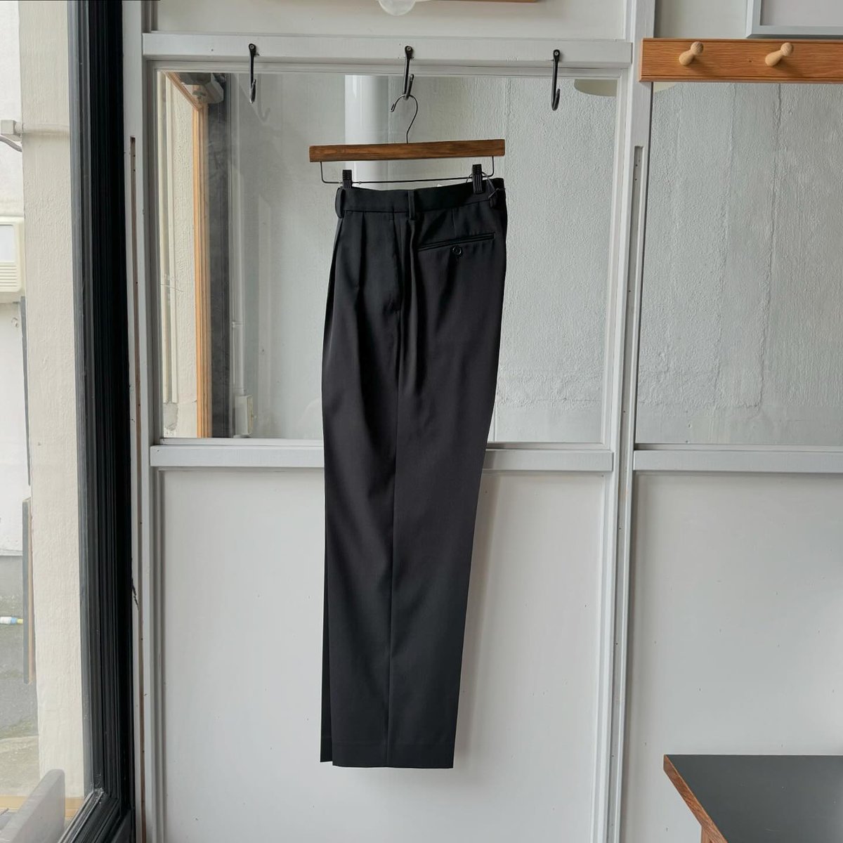 AURALEE LIGHT WOOL MAX GABARDINE TWO-TUCK SLACK