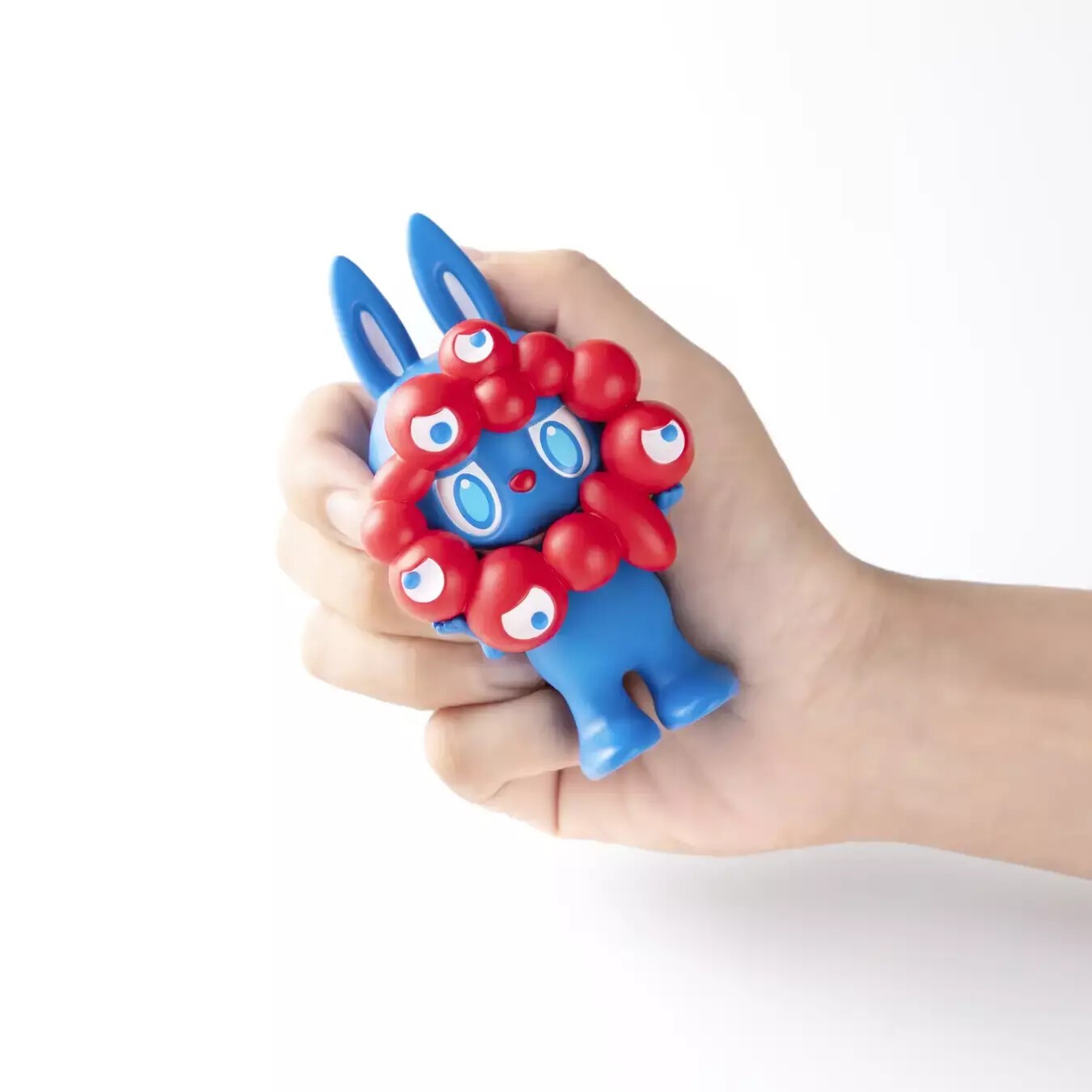 iFLYER: 世界的大人気キャラクター「ラブブ」と「ミャクミャク」が夢の