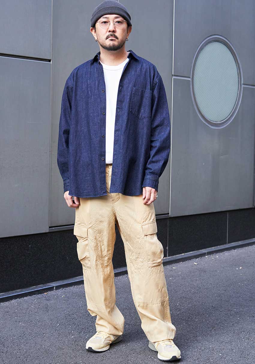 ブルーの“デニムシャツ”でキメた街角の3人。愛用ブランドはリー