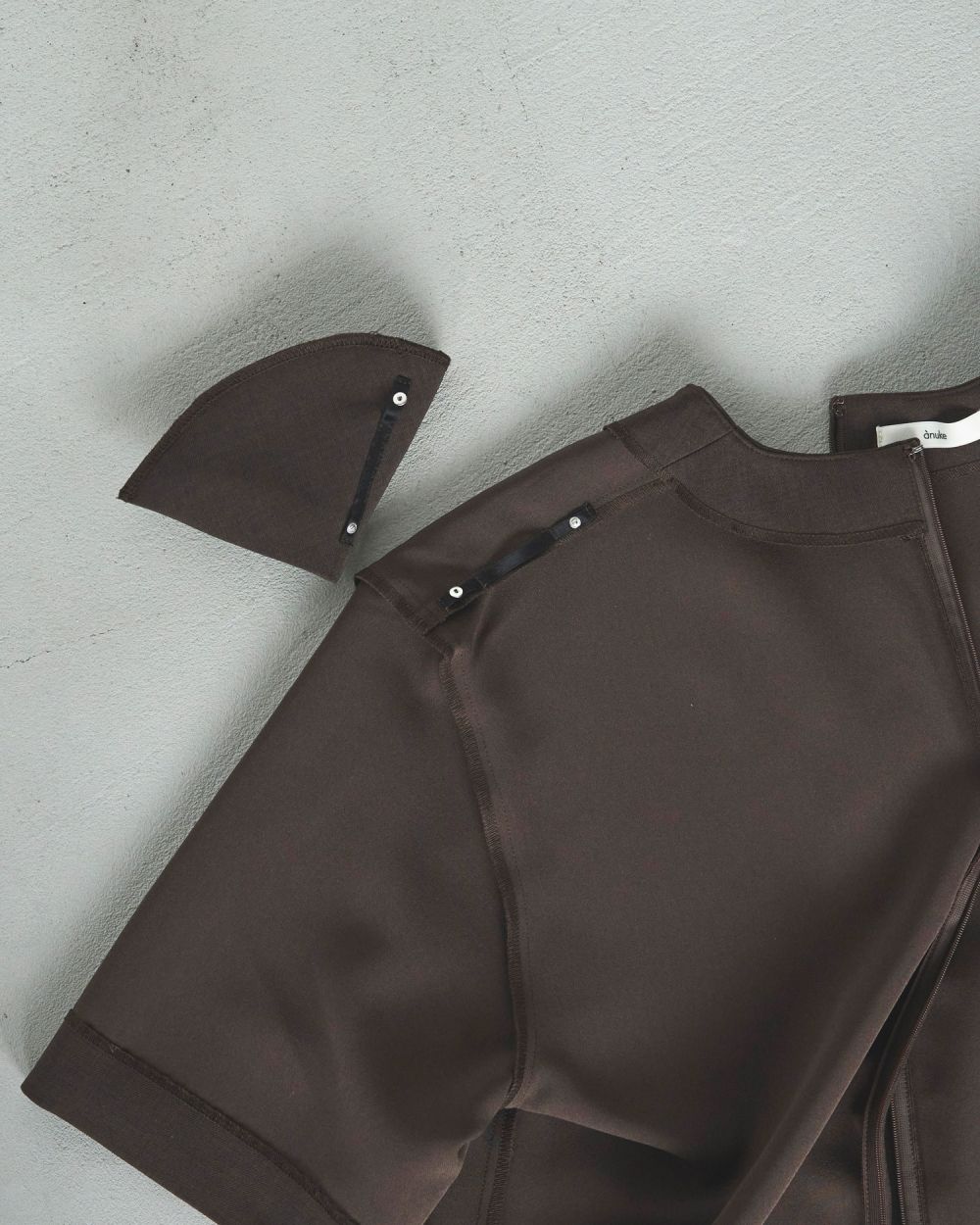 ànuke online store（アンヌーク） / Powershoulder Vneck