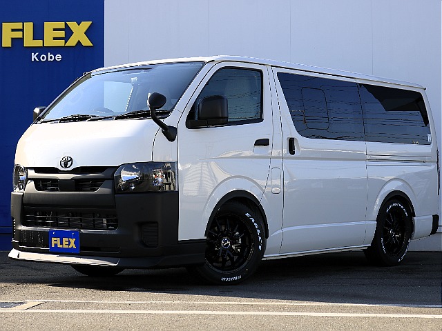 車好きがこだわる】トヨタ ハイエースのリアビューをクールに演出する