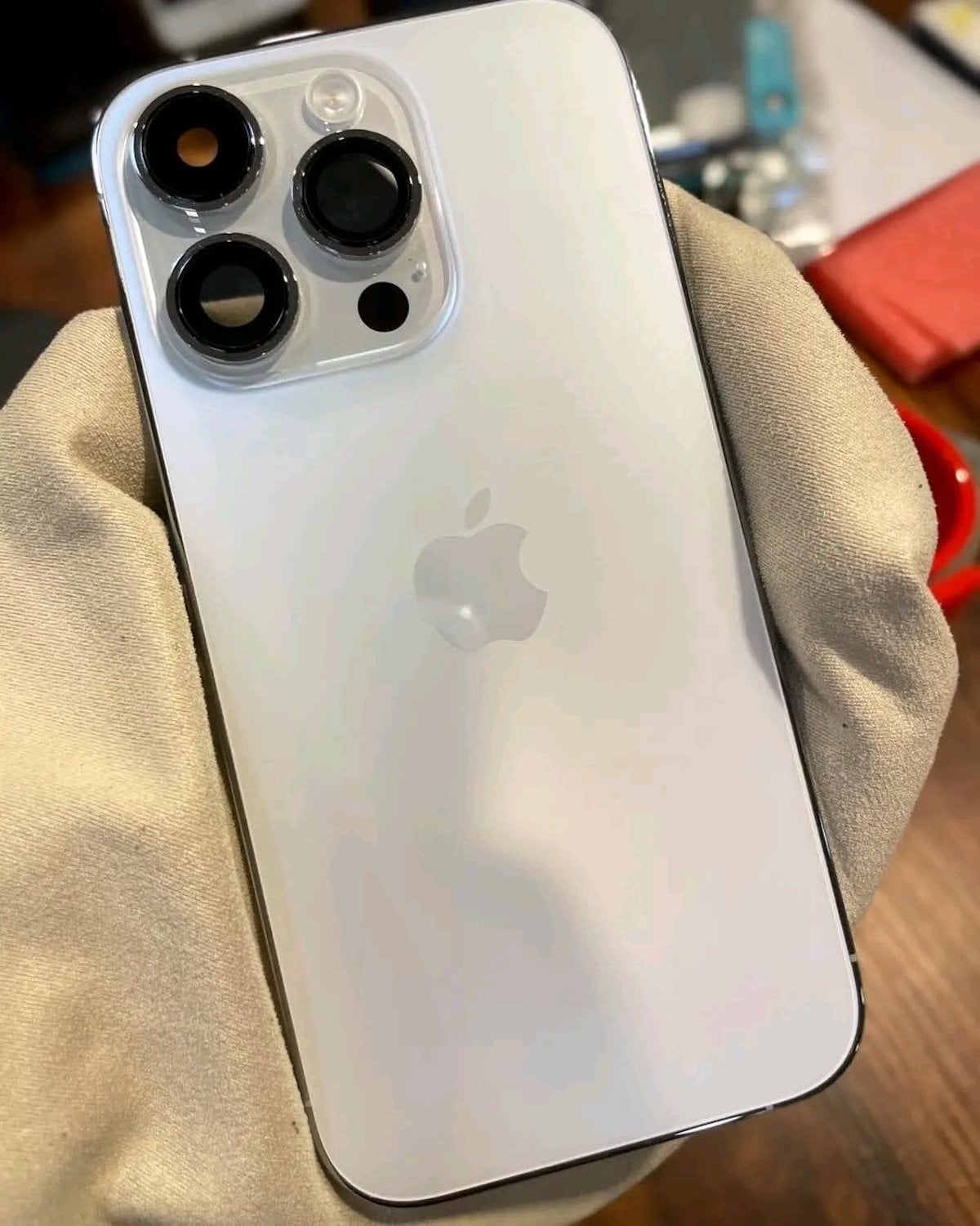 iPhone15 Proの金属筐体と背面パネルと称する画像が投稿〜カラー