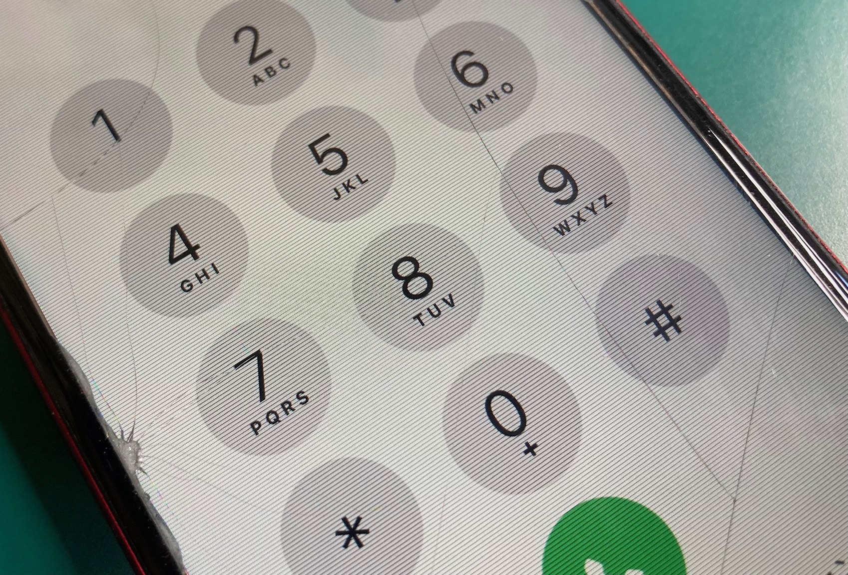 iPhone画面に等間隔の横線が出て目が疲れる…フロントパネル交換で解消