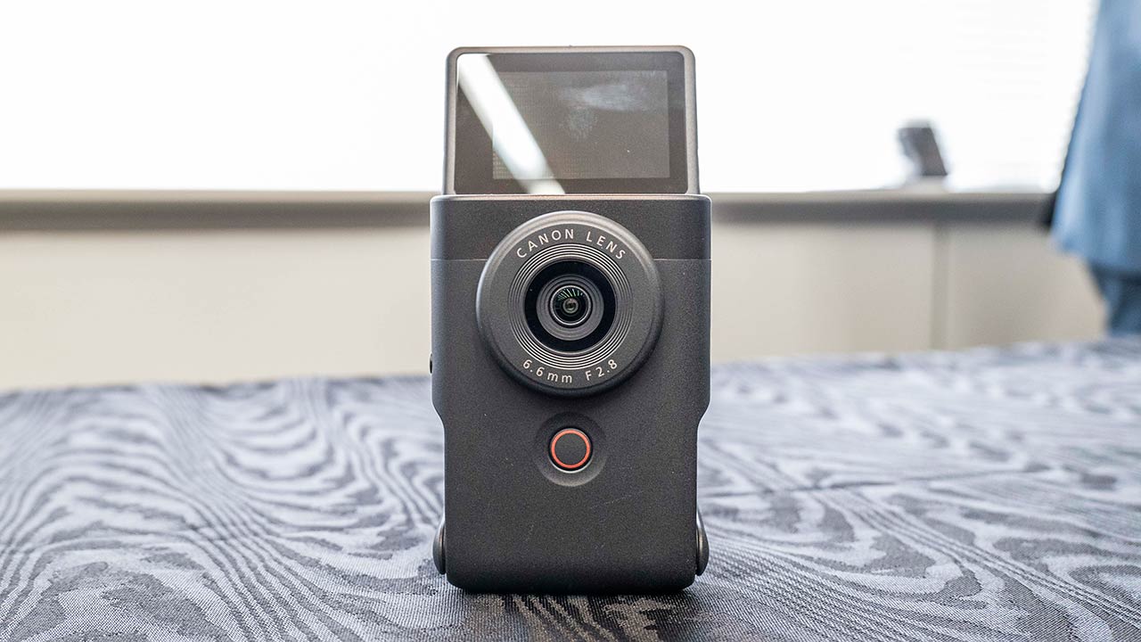 キヤノン、「PowerShot V10」発売。スマホライクな縦型デザインのVlog