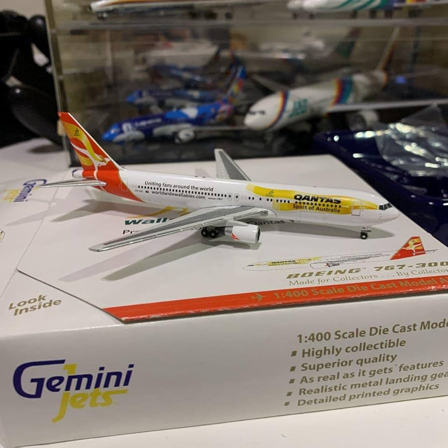 Amazon.co.jp: Qantas Boeing 767-300 1/400 Airplane Model : Hobbies