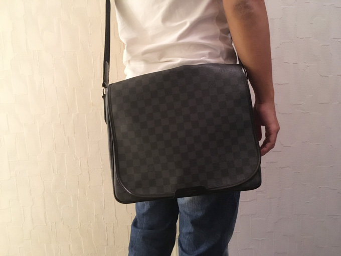 LOUIS VUITTON（ルイ・ヴィトン）ダミエのメッセンジャーバックを