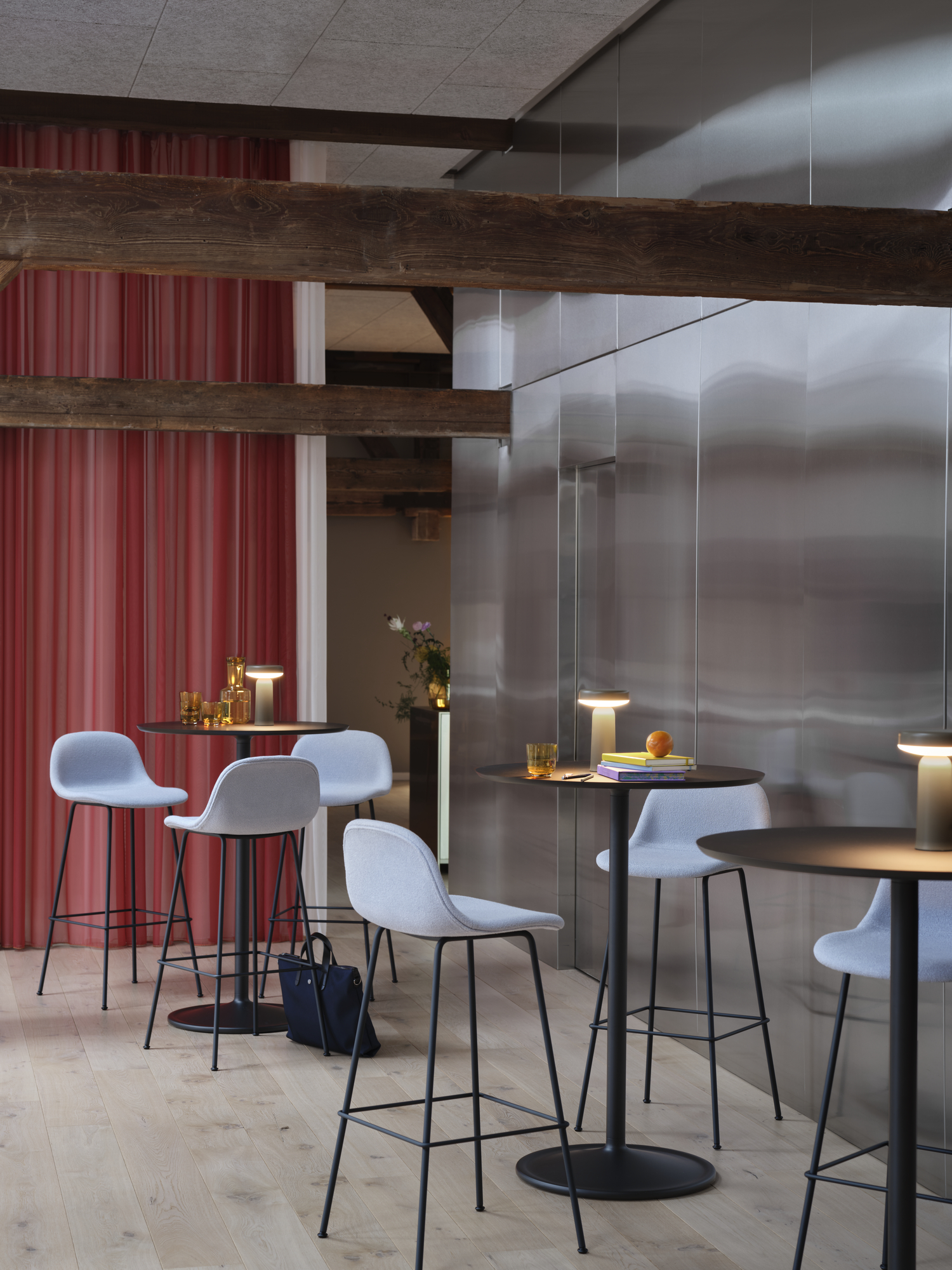 Fiber Bar Stool | Characteristic design for everyday use