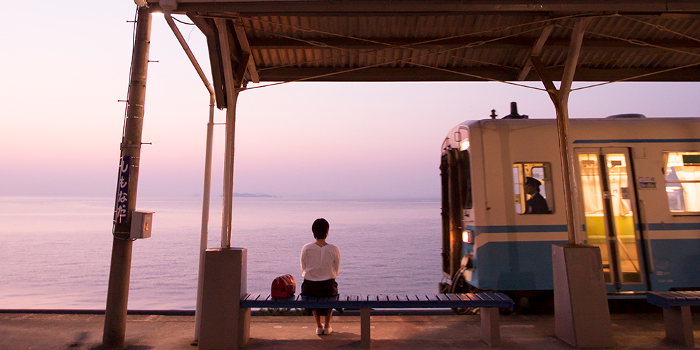 愛媛]海際の絶景無人駅「下灘駅」で夕日を待つ。|JR下灘駅 | Next Trip