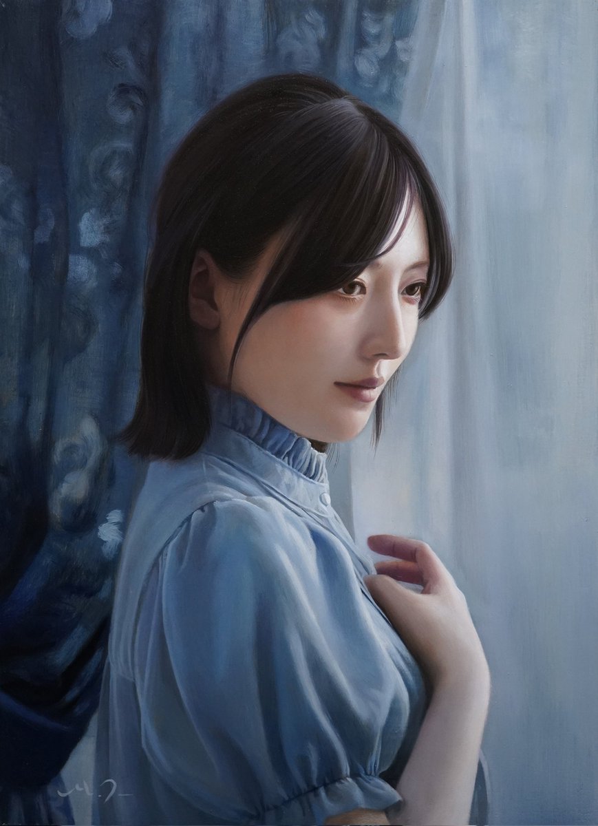 青色のカーテンと窓から入る光に照される人物を描いた作品です。 統一