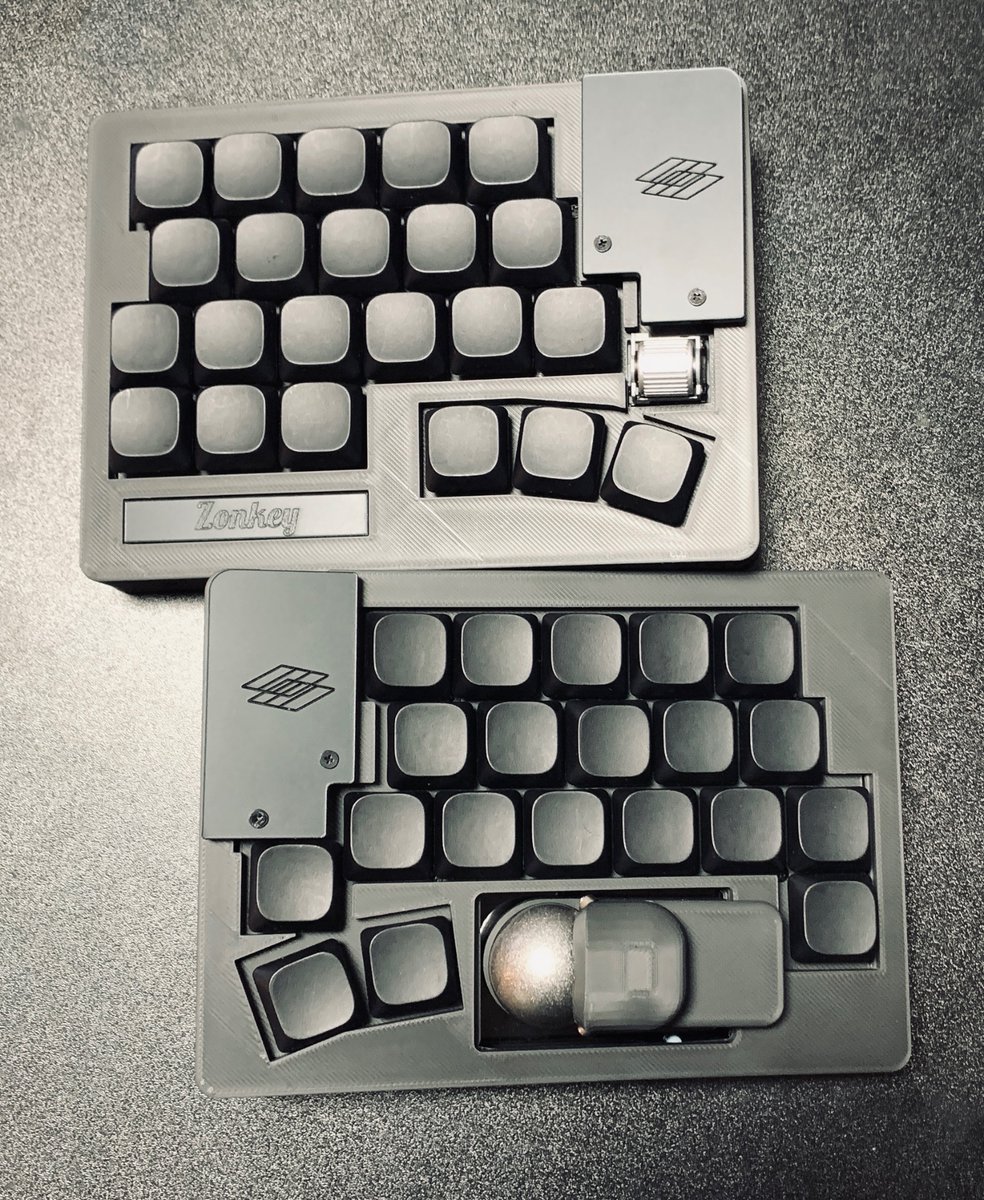 分割キーボードの中でもマットブラック🐦‍⬛は貴重かも。 肉眼でみると