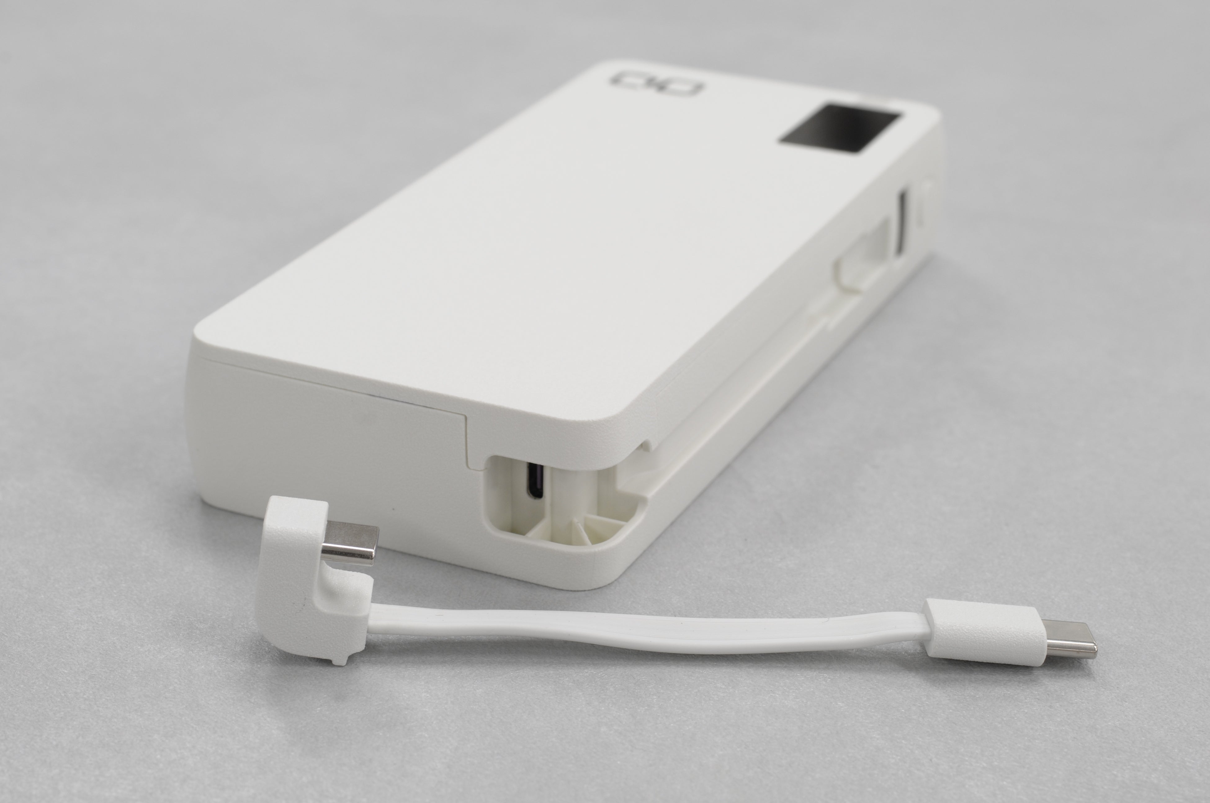 最大100Wの入出力に対応したケーブル内蔵大容量モバイルバッテリー